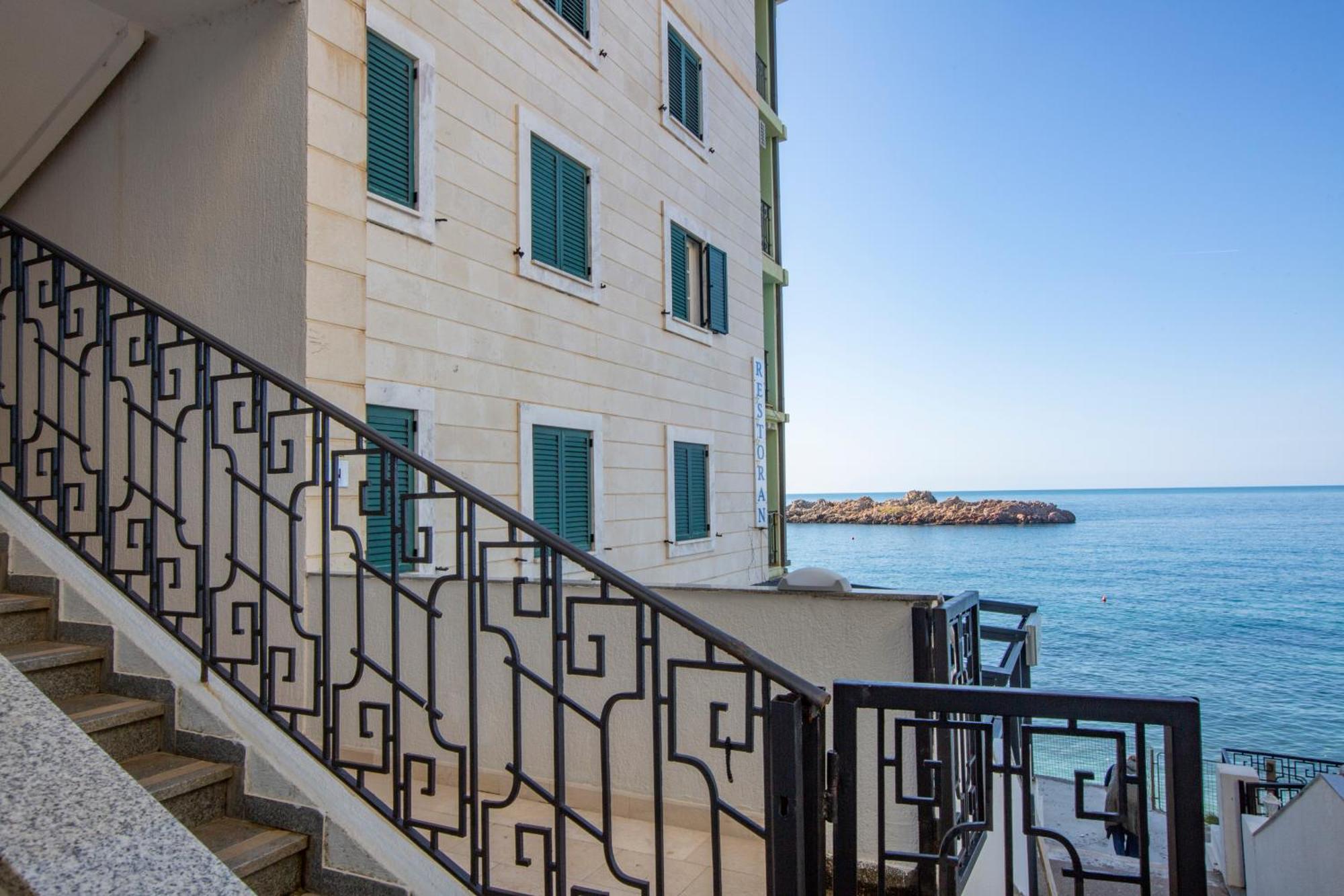 Montesan Luxury Apartment Beach Front Свети Стефан Екстериор снимка