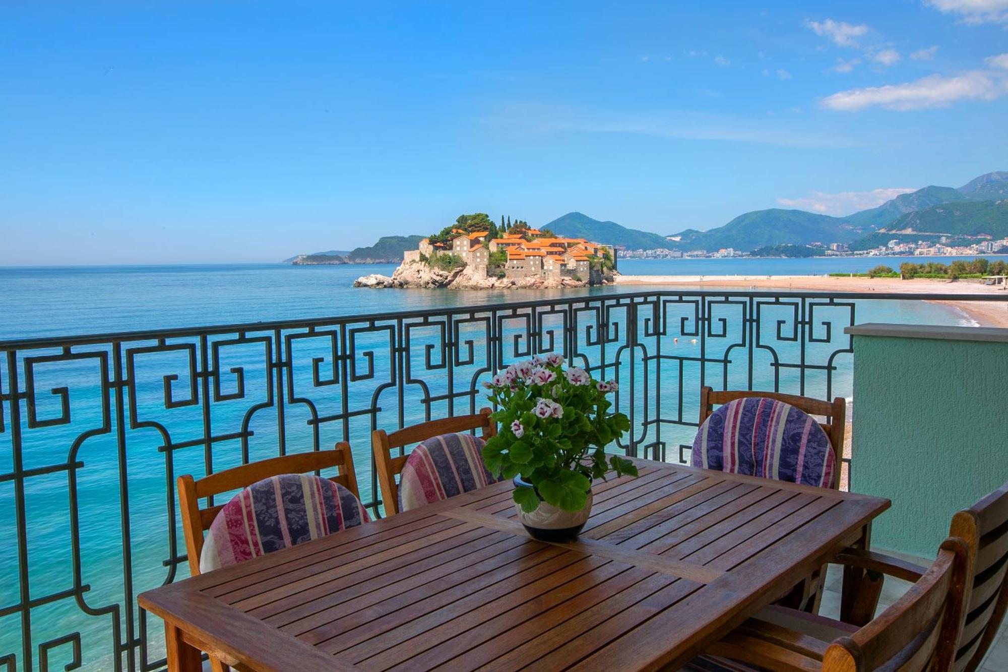 Montesan Luxury Apartment Beach Front Свети Стефан Екстериор снимка