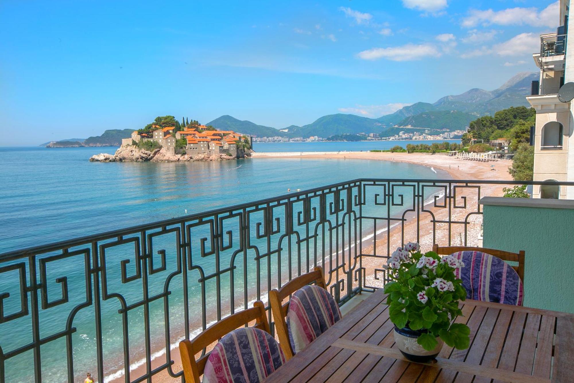 Montesan Luxury Apartment Beach Front Свети Стефан Екстериор снимка